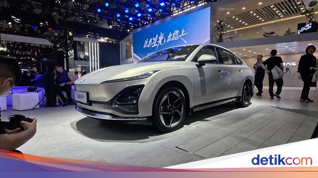 Melihat Lebih Dekat Sedan Wuling Starlight