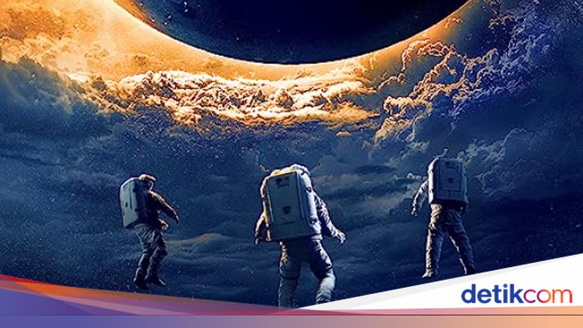 Sinopsis Film Moonfall: Saat Bulan Keluar dari Garis Orbitnya