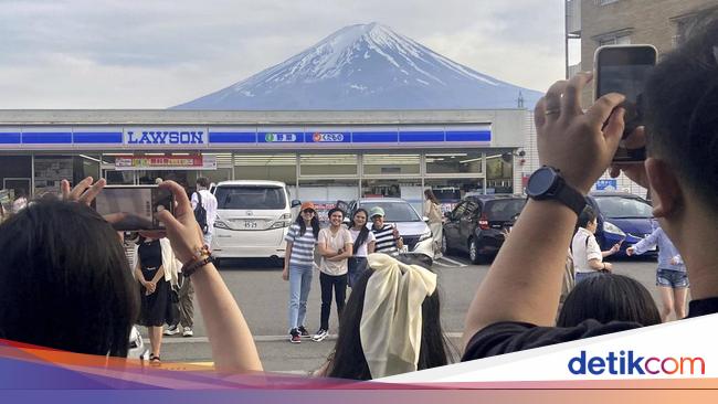 Mount Fuji’s Iconic Spot: Welcoming to Tourists, But With a Catch