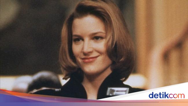 Andy Garcia Pinjamkan Coat Agar Bridget Fonda Tak Telanjang Di Set The 