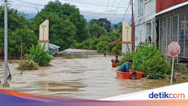 Tim Sar Evakuasi 200 Warga Terjebak Banjir Bandang Di Desa Malela Luwu