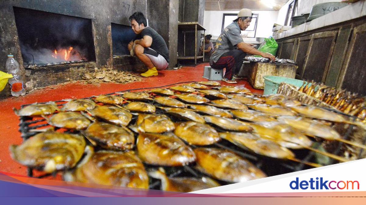 Melihat Pengolahan Ikan Asap di Sentra Ikan Bulak Surabaya