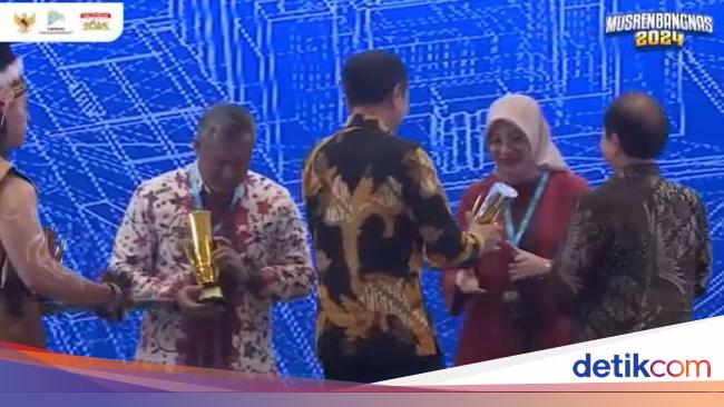 Banyuwangi Regent Receives Regional Development Award from President Jokowi