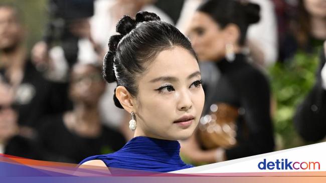 Jennie BLACKPINK Stunning dengan Mini Dress Biru di Met Gala 2024