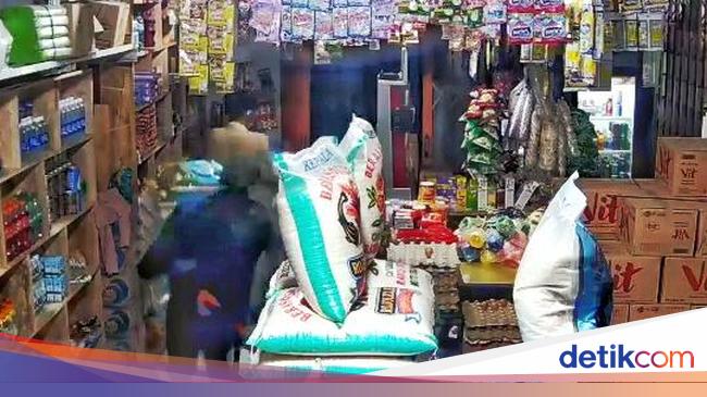 Viral Aksi Komplotan Maling Curi 1 Ton Beras Di Karawang