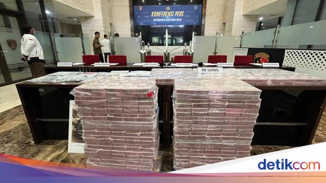 Penampakan Tumpukan Duit Rp 32 M Bukti Kasus Email Palsu
