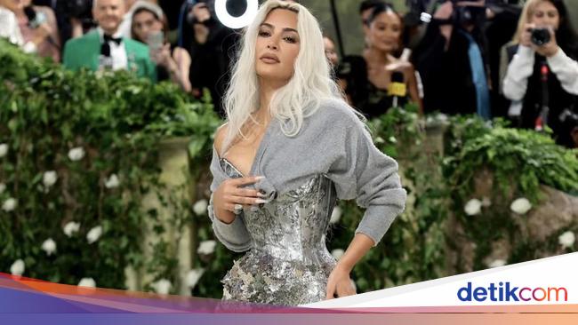 7 Gaya Kim Kardashian di Met Gala, Pinggang Ramping Disebut Potong