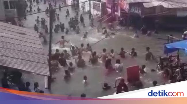 Medan Belawan Diterjang Banjir Rob, Warga Ramai Berendam