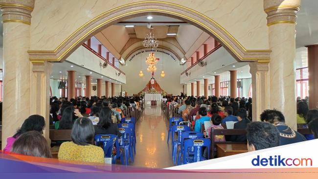 Suasana Khidmat Ibadah Kenaikan Yesus Kristus Di Hkbp Sidorame Medan