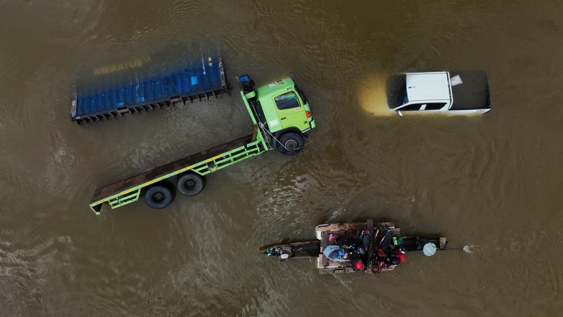 Potret Kendaraan Terjebak Banjir Bandang Di Trans Sulawesi