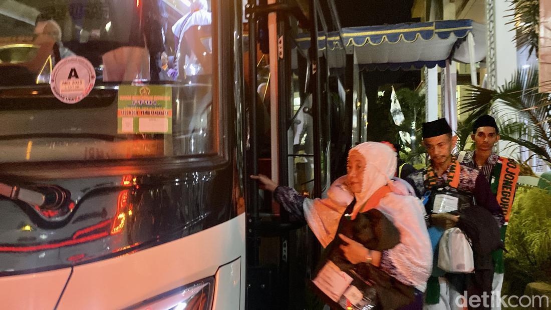 Ratusan Jemaah Haji Kloter Pertama Diberangkatkan Dari Embarkasi Surabaya