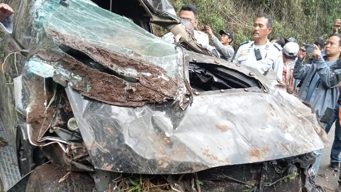 Mobil Fortuner Yang Terjun Ke Jurang Malang Berhasil Dievakuasi