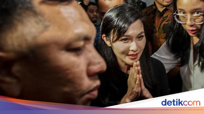 私人助理接受总检察长关于桑德拉·德维收入的质询 私人助理接受总检察长关于桑德拉·德维收入的质询