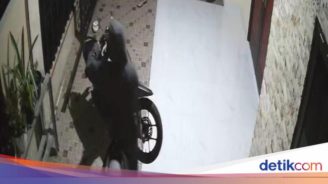 Aksi Maling Motor Di Palembang Terekam Cctv Pelaku 2 Orang Bobol Pagar