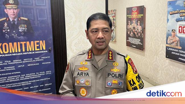 オンラインギャンブルを防止するため、デポック警察署長が警察署員の携帯電話を捜索