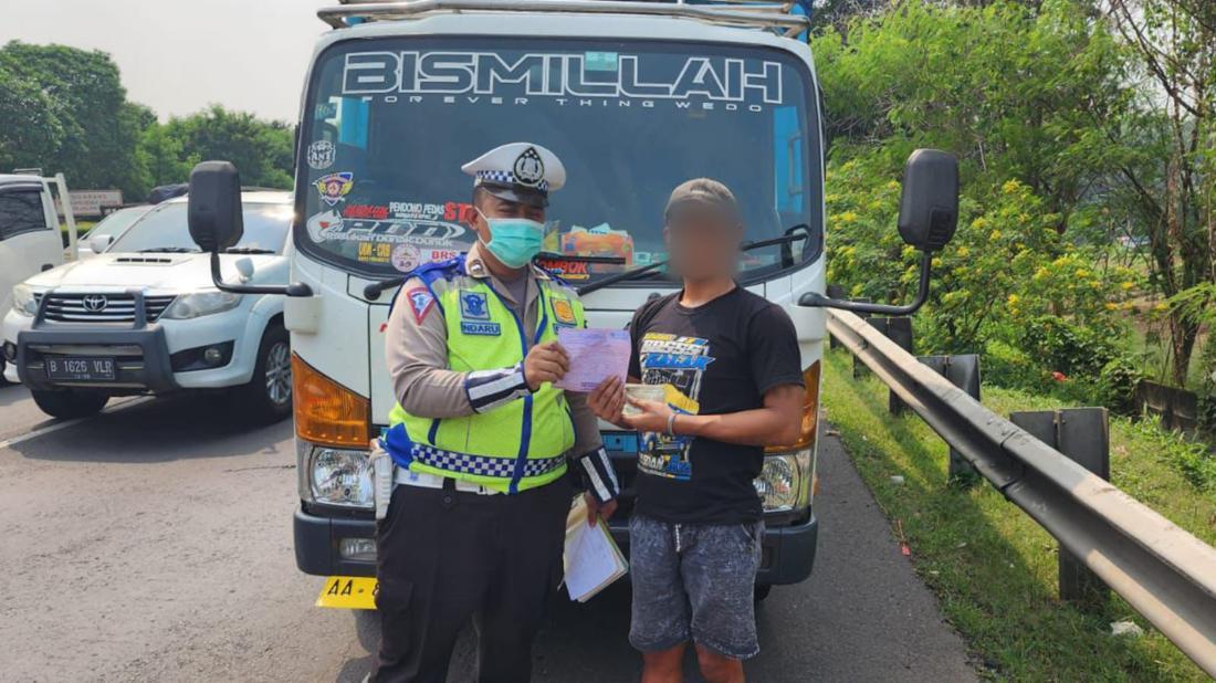 Sopir Truk Viral Ugal-ugalan Di Jalan Tol Berakhir Ditilang!