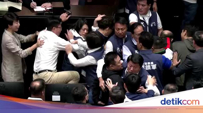 Chaos and Violence Erupt in Taiwan Parliament as Lawmakers Combat Over Reforms