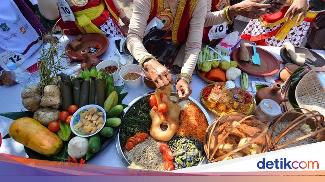 Meriah! Festival Rujak Uleg Surabaya Bagi-bagi 3.000 Porsi Gratis