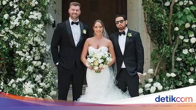 Présent au mariage de sa fille, le style de port des lunettes de soleil d’Eminem est à l’honneur