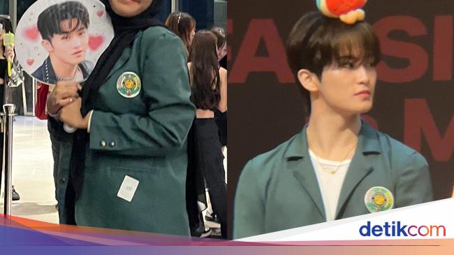 Viral Mark Lee NCT Pakai Almamater USU, Kok Bisa?