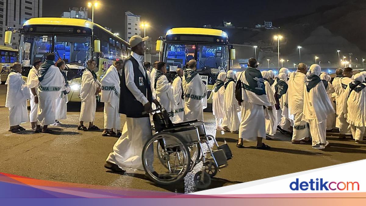 Tarif Sewa Jasa Dorong Kursi Roda Saat Haji dan Ciri-ciri Petugasnya