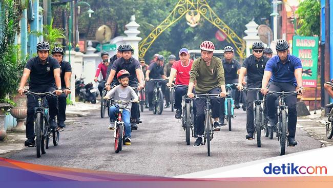 On Saturday morning, Jokowi invited Jan Ethes to tour the city of Jogja