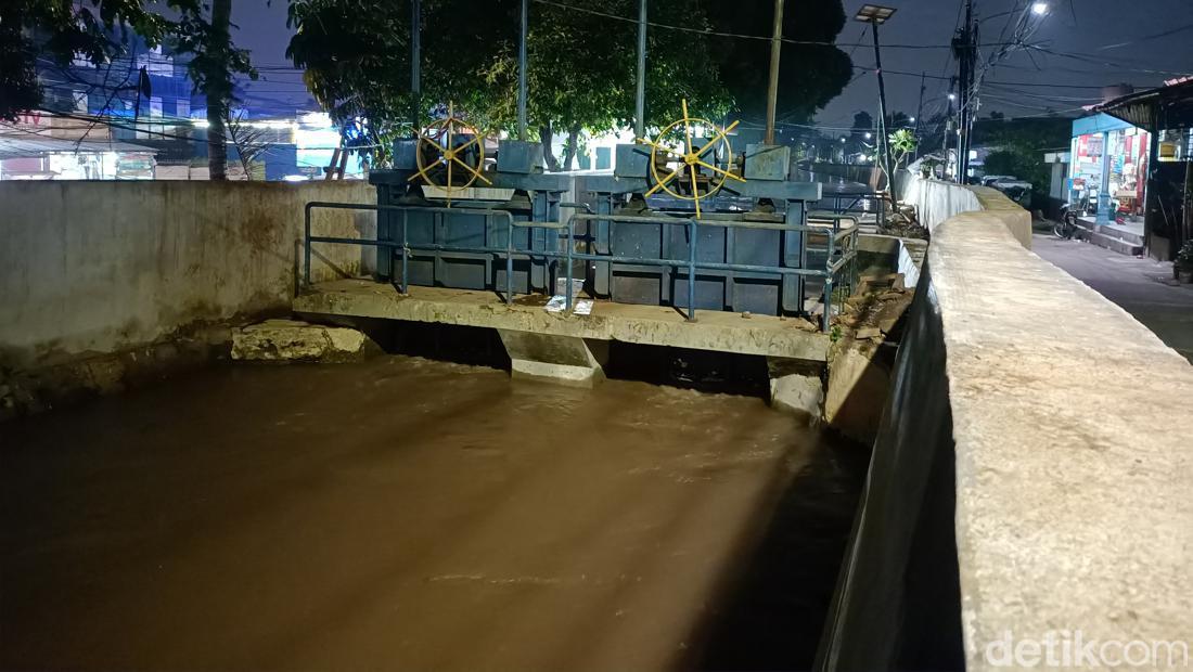 Sudah Ada Tanggul Beton, Warga Nyatakan Hek Kramat Jati Tak Lagi Banjir