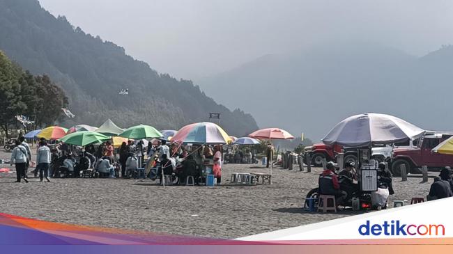 Gunung Bromo Diserbu Wisatawan di Momen Long Weekend Waisak