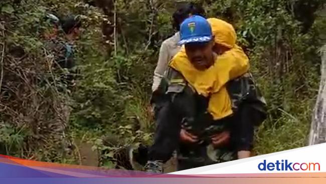 Momen Pendaki Wanita Hipotermia Di Gunung Bawakaraeng Dievakuasi Tim Sar