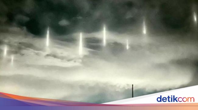 Warga Kediri memperhatikan cahaya misterius di langit