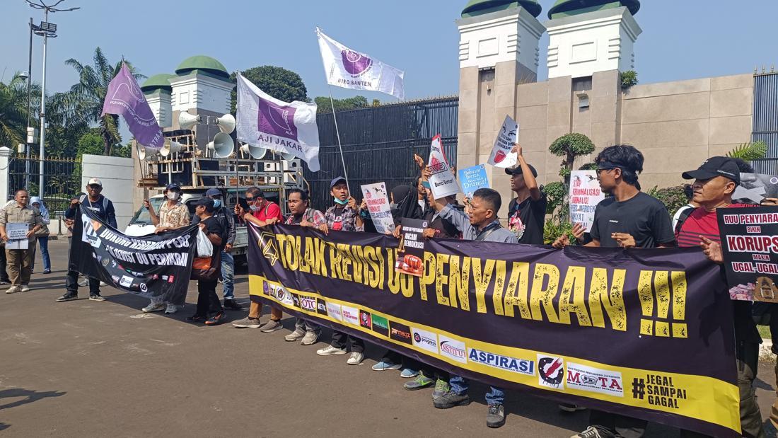 Massa Demo Tolak Revisi UU Penyiaran Mulai Berdatangan Ke Gedung DPR