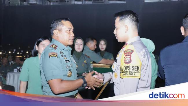 Sinergitas TNI-Polri, Pangdam Jaya Beri Penghargaan ke Kapolsek Mampang