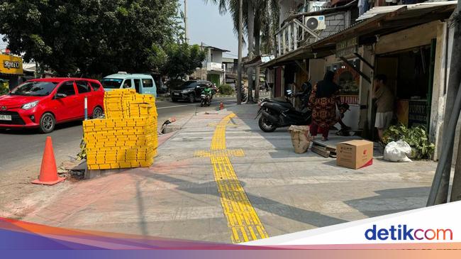 Trotoar Jl Meruya Ilir Raya Jakbar Ditata, Dilengkapi Guiding Block-Bangku