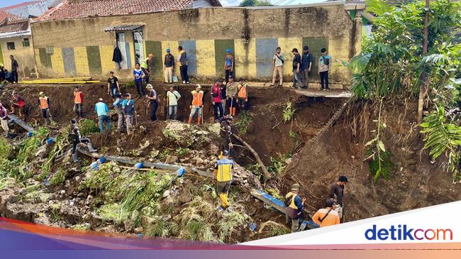 Banjir Dadakan gegara Pipa PDAM Pecah Rendam 95 Bangunan di Bandung