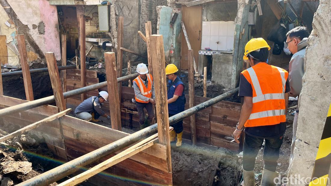 Dugaan Penyebab Pipa PDAM Pecah Di Bandung