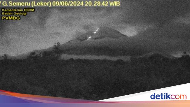 Mount Semeru erupts, releasing insane lava flows