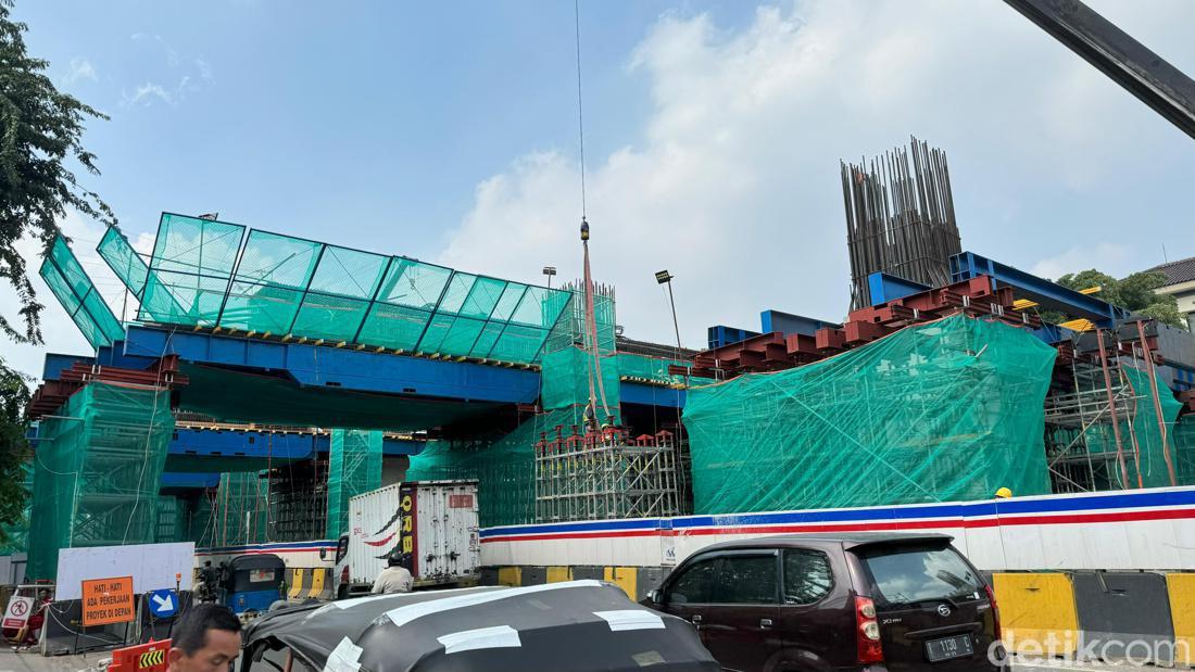 Warga Harap Proyek LRT Fase 1B Setop Saat Rush Hour: Udah Capek Macet