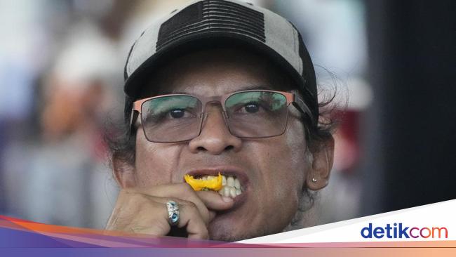 Penonton Antusias Saat Menyaksikan Lomba Makan Cabai