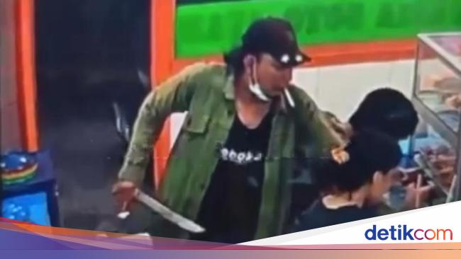 Barbarian Acts of ‘Bang Jago’ seize girl’s cellphone at West Jakarta Warteg