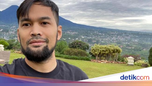 Cara Teuku Wisnu Berpakaian Syar'i Tapi Cocok Buat Ngantor