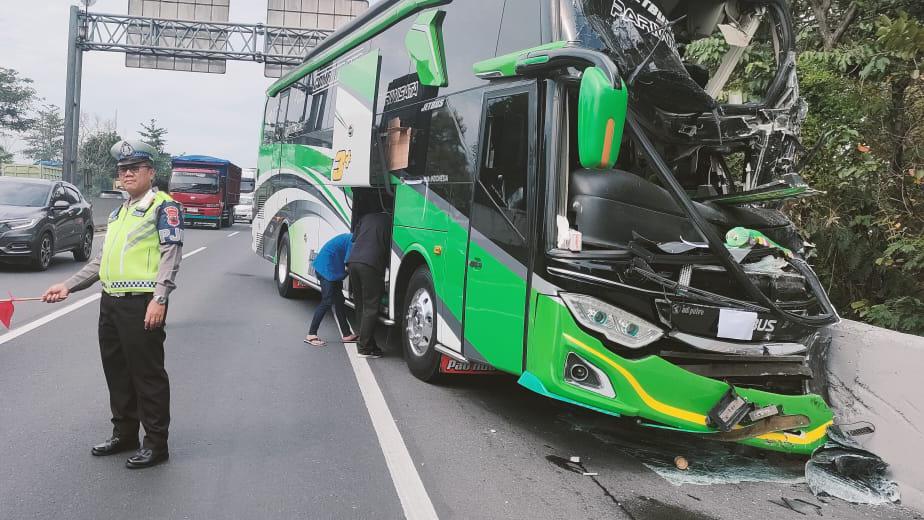 Ringsek Parah! Penampakan Bus Siswa SMK Purworejo Kecelakaan Di Tol ...