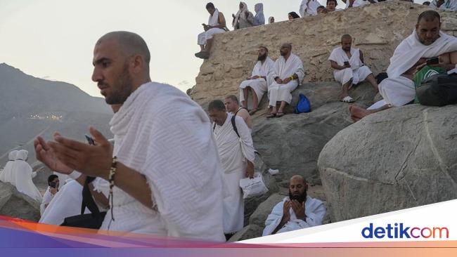 10 Doa Saat Wukuf Di Arafah Yang Mustajab Arab Latin Dan Artinya