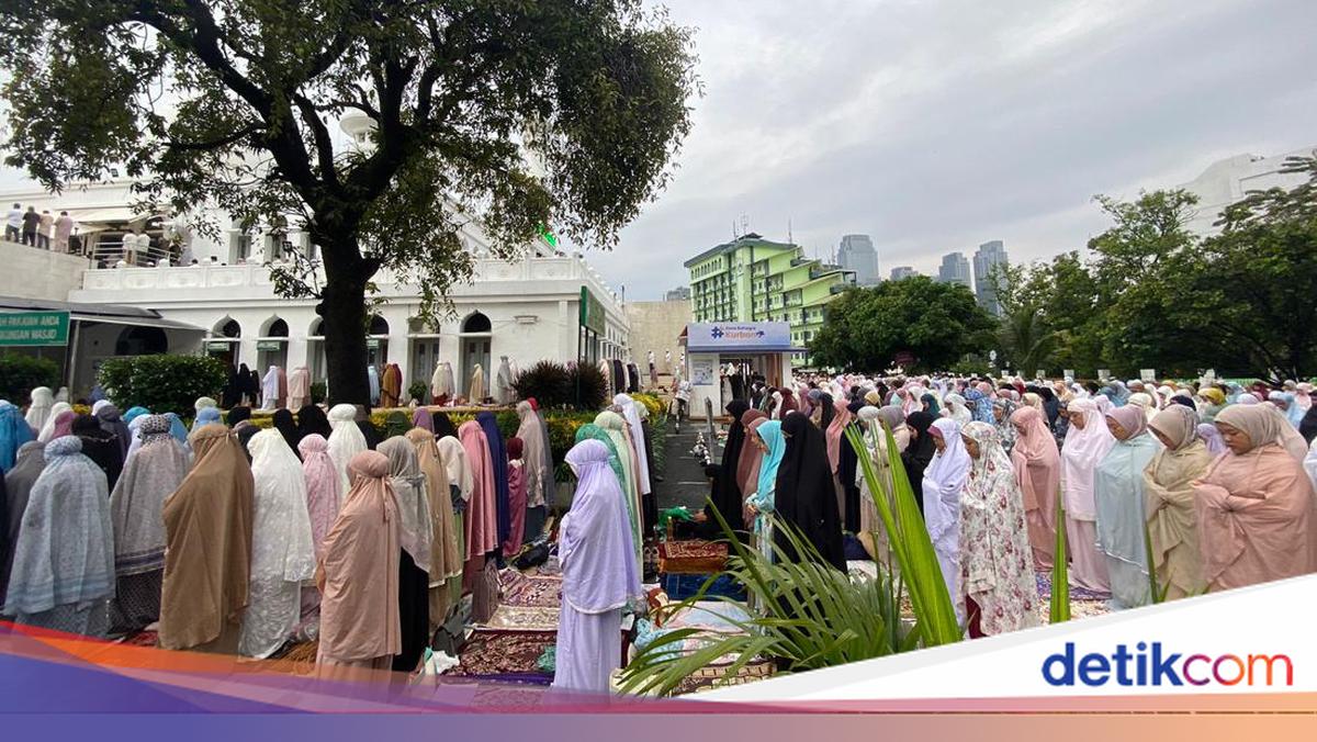 Suasana Khusyuk Salat Idul Adha di Masjid Al-Azhar Jaksel