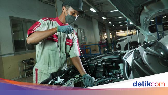 Kisaran Biaya Ganti Oli Mobil 2024 di Bengkel dan Sendiri
