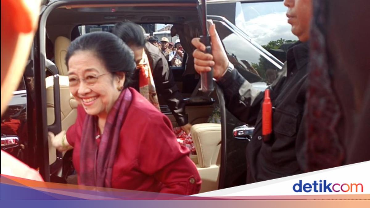 Megawati Ziarah ke Makam Bung Karno di Blitar
