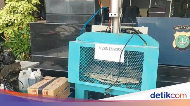 Penampakan Mesin Pemotong-Pencetak Uang Palsu Rp 22 Miliar di Jakbar