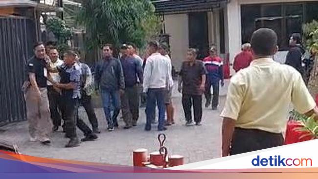 Pengakuan LSM Mojokerto Watch yang Jebol Gerbang Kampus Bina Sehat PPNI