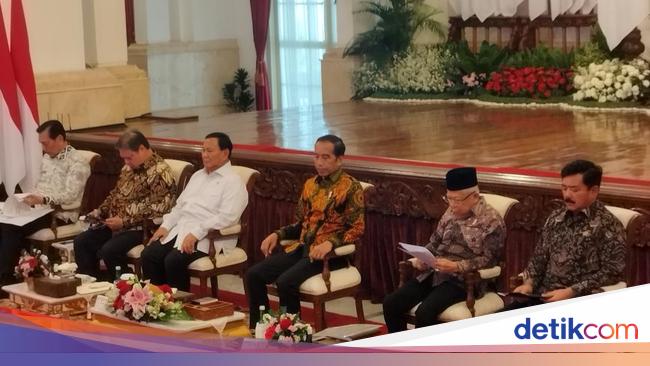 Jokowi brings together Economy Ministers at the Palace!