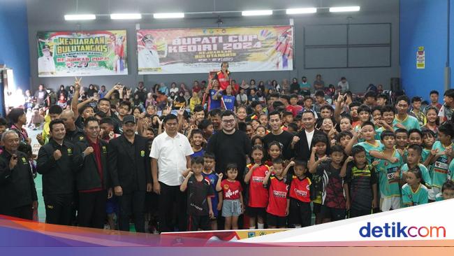 Peserta Bulu Tangkis Piala Bupati sedang bertanding di GOR Pare 5 April 2025