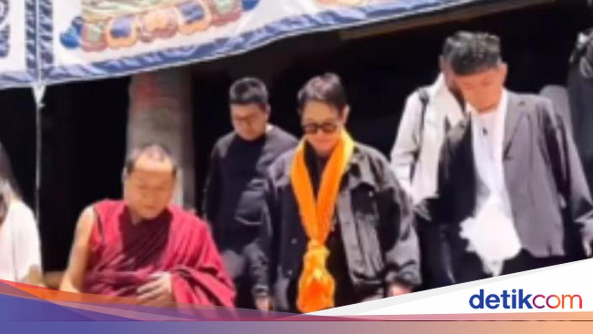 Jet Li Kuning Viral Jet Li Menolak Dibantu Saat Turun Tangga Kuil Usai Diisukan Meninggal